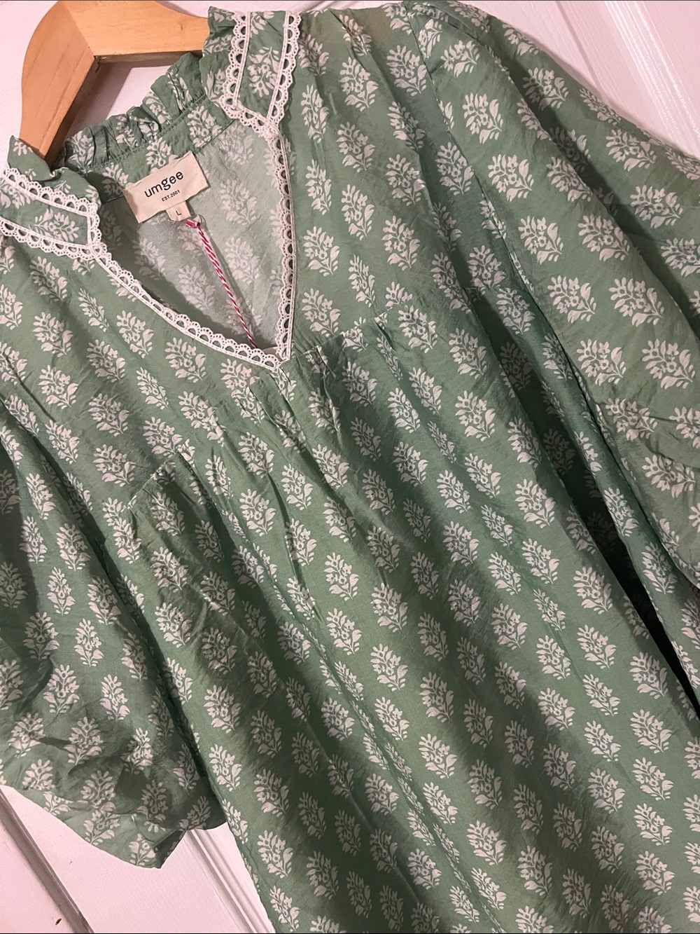 NWT Umgee Green Floral Blouse with White Lace Trim Large - Picture 3 of 14